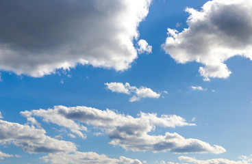 Obraz premium Sunny day with white clouds