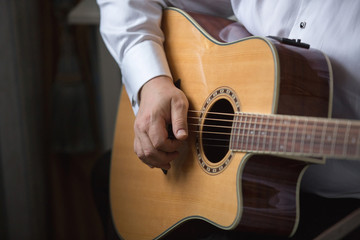 Fototapeta premium guitarist playing guitar, hotel room