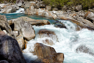 Verzasca, wild schäumender Bergfluss mit Felsen und Gestein, Tessin, Schweiz