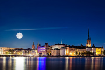 Fototapeta na wymiar Full Moon, The Super Moon in 2015, rising over Stockholm.