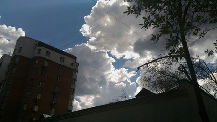 Облака во дворе
