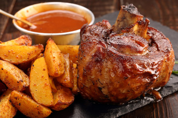 Knuckle of turkey with baked potato and dip