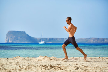 Fototapeta na wymiar man running on the beach 