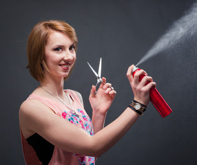 Obraz premium Friseurin schneidet Haare