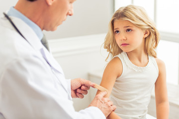Obraz premium Little girl and pediatrician