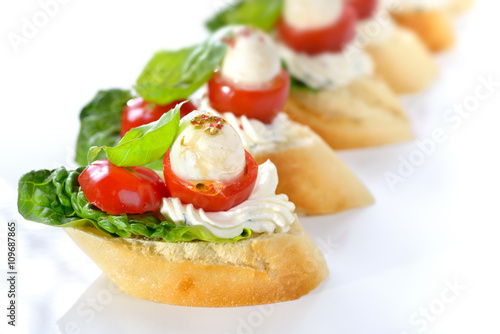 &amp;quot;Käsehäppchen mit Tomate und Mozzarella, mit Basilikum und Frischkäse ...