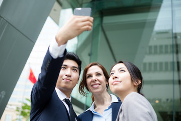 Obraz premium Business people taking self photo together