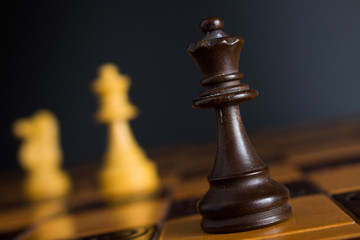 Scacchi fotografati su una scacchiera