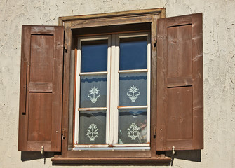 Naklejka na ściany i meble Fenster mit Holzfensterläden