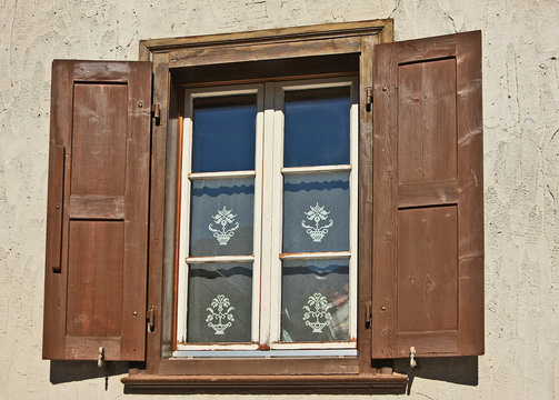 Fenster mit Holzfensterläden