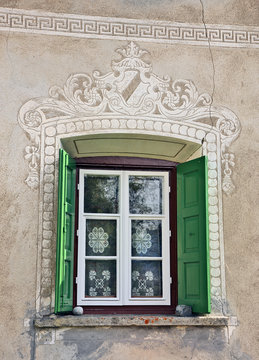 Sagraffito Fenster mit gr&uuml;nen Fensterl&auml;den