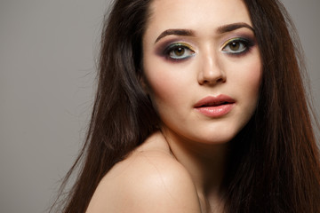 Naklejka premium Portrait close up of young beautiful woman in studio