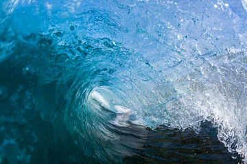 Afwasbaar Fotobehang Oceaan golf Wave Inside blauwe verpletterende oceaanwaterbuis