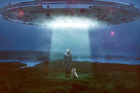 Frau und Hund sehen UFO über sich