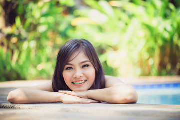 Obraz na płótnie Canvas Beautiful Asian woman sexy poolside.