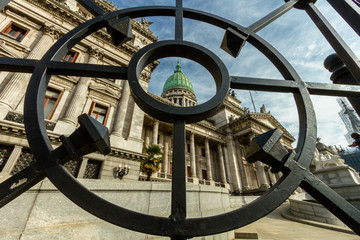 Congreso de la Nación Argentina visto a través de la reja de entrada