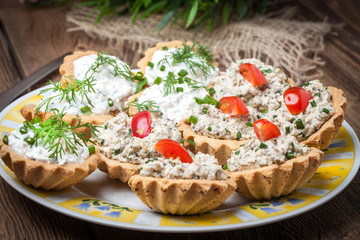 Muffins with smoked salmon pate, cheese and dill.