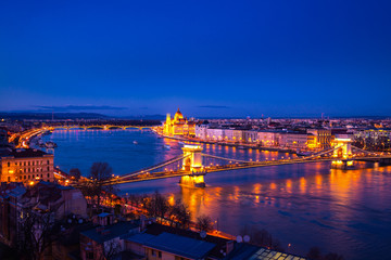 Fototapeta na wymiar Chain bridge and Parliament building in Budapest, Hungary