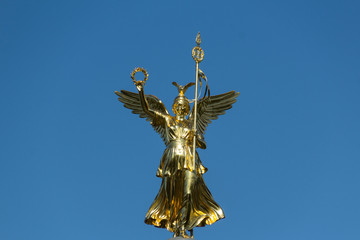 Fototapeta na wymiar Goldene Engel Statue der Siegessäule (Goldelse) , Berlin