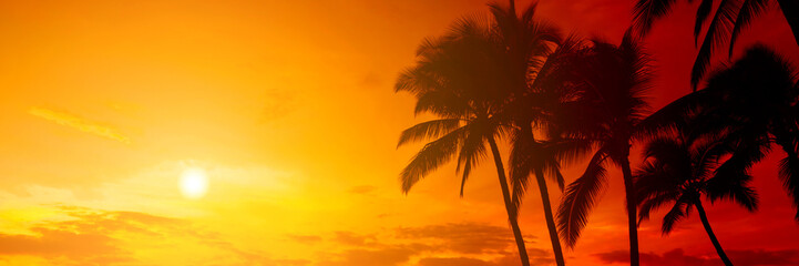 Tropischer Inselsonnenuntergang mit Silhouette von Palmen, heißer Sommertag-Urlaubshintergrund, goldener Himmel mit Sonnenuntergang über Horizont