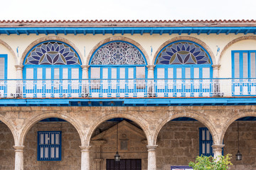 Obraz premium Renovated colonial building in Old Havana, Cuba