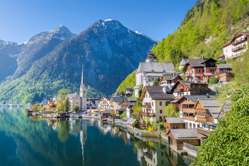 Classic view over Hallstatt in the morning in summer, Salzkammergut, - obrazy, fototapety, plakaty