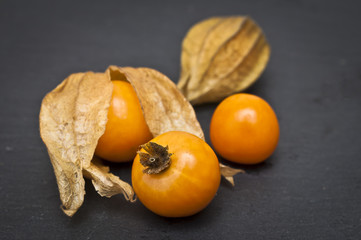 Physalis auf einer Schieferplatte