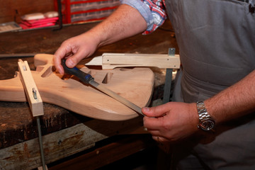 Feilen eines Gitarrenkorpus