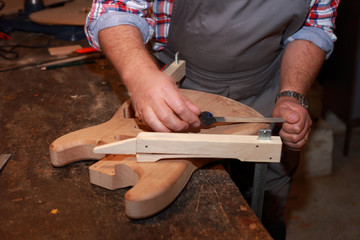 Feilen eines Gitarrenkorpus