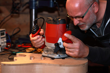 Mann beim Gitarrenbau