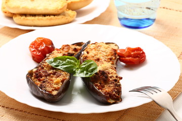 Melanzane ripiene con basilico e pomodorini