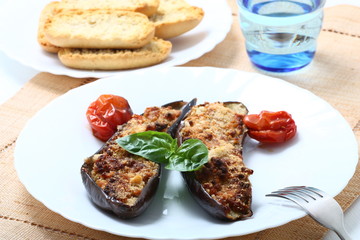Melanzane ripiene con basilico e pomodorini