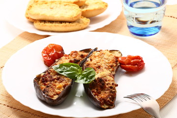 Melanzane ripiene con basilico e pomodorini