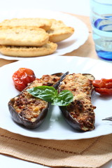 Melanzane ripiene con basilico e pomodorini
