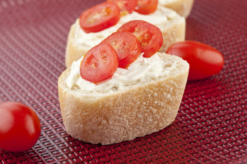 slices of a bread with mayonnaise and tomatoes