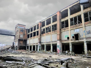 Fotobehang Verlaten autofabriek Detroit Packard is nu zombie-apocalyps geworden © jryanc10
