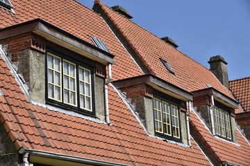 Lucarnes typiques aux chassis noirs et jaunes de la cité-jardin Floréal de Watermael-Boitsfort à Bruxelles