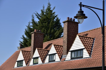 Lucarnes triangulaires typiquement anglais d'une des villas jumelées de la cité-jardin du Logis...