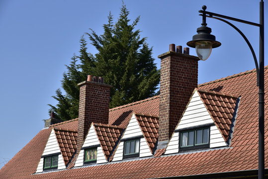 Lucarnes triangulaires typiquement anglais d'une des villas jumel&eacute;es de la cit&eacute;-jardin du Logis &agrave; Watermael-Boitsfort 