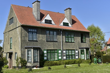 Fototapeta na wymiar L'une parmi les nombreuses villas jumelées en style anglais à la cité-jardin du Logis à Watermael-Boitsfort