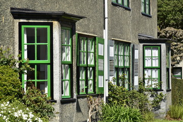 Fototapeta na wymiar Chassis typique à l'anglaise peints en noir et vert à la cité-jardin du Logis à Watermael-Boitsfort