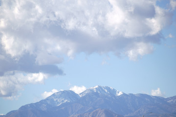 Berg San Jacinto / Der schneebedeckte Gipfel des Berg San Jacinto in den San Jacinto Bergen mit Wolken über den Bergen.