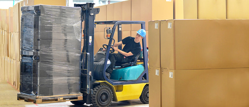 Gabelstaplerfahrer in einem Warenlager