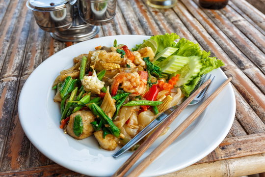 Fried vegetables and seafood in sauce