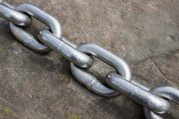 Starke silberne Glieder einer Kette