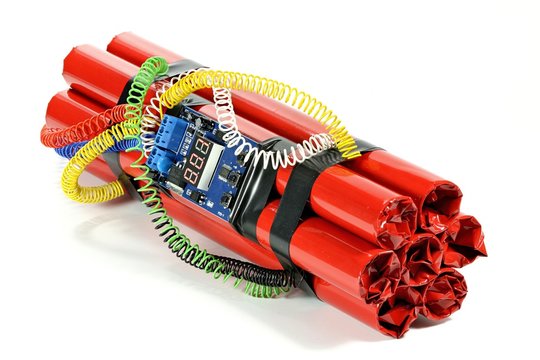 Zeitbombe mit digitalem Timer isoliert auf wei&szlig;em Hintergrund