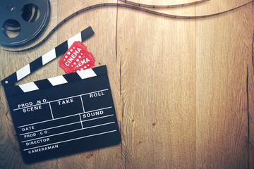 Obraz premium Kino Hintergrund mit Filmklappe, Eintrittskarten und Filmrolle