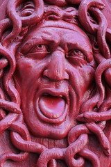 Détail d'une porte ancienne à Paris représentant la gorgone Méduse