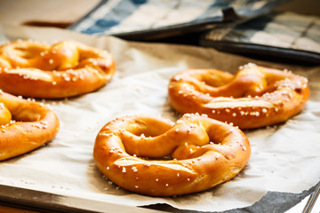 Frische Brezen auf Backblech - fresh pretzels on a baking sheet