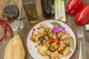 coliflor asada con verduras revueltas